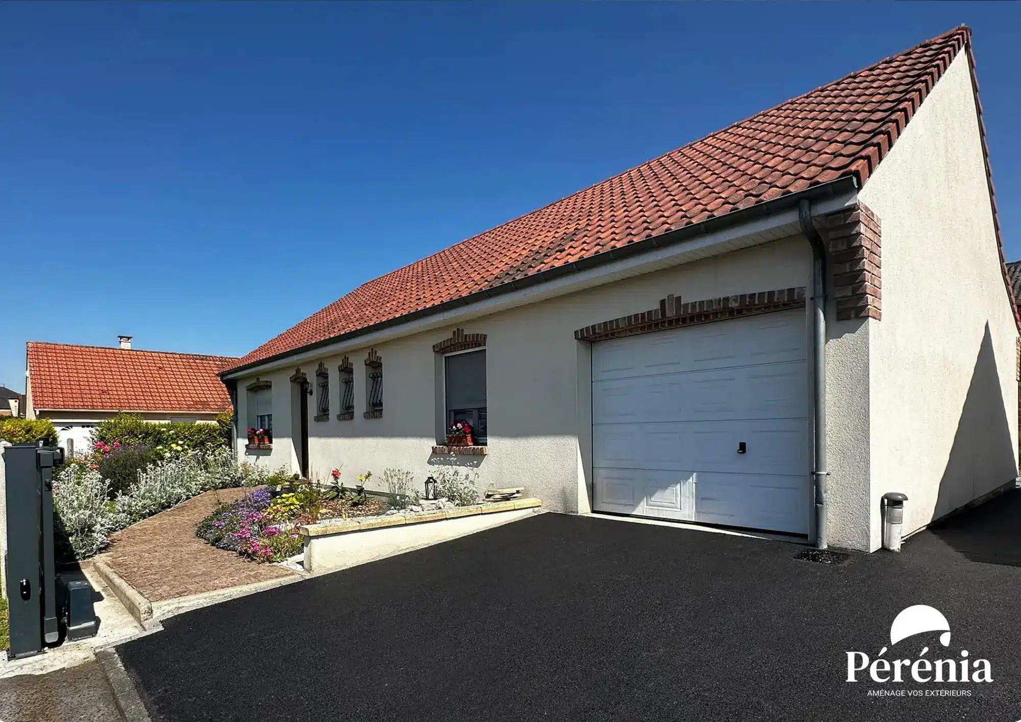 Allé de garage en enrobé noir