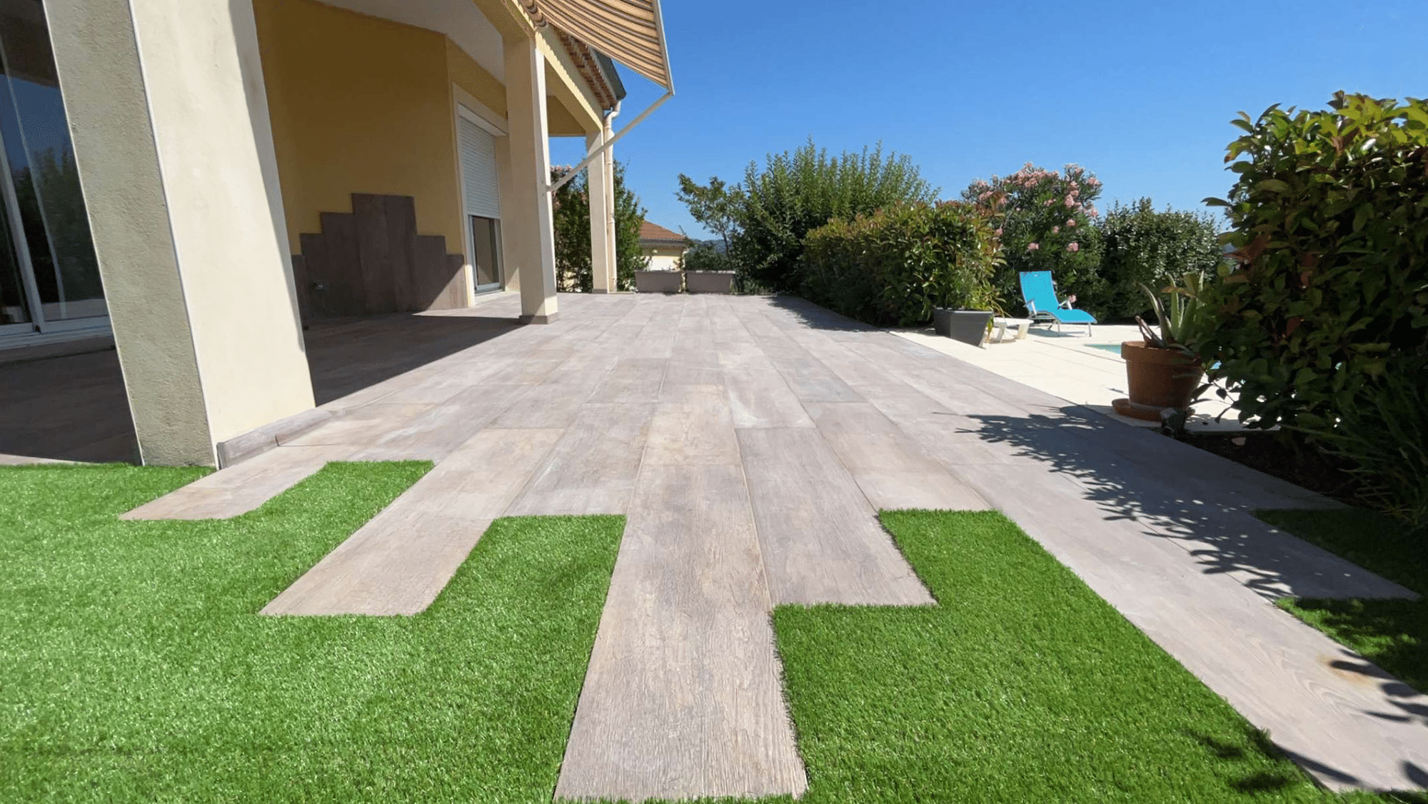 Terrasse bi couche en dallage et en gazon synthétique