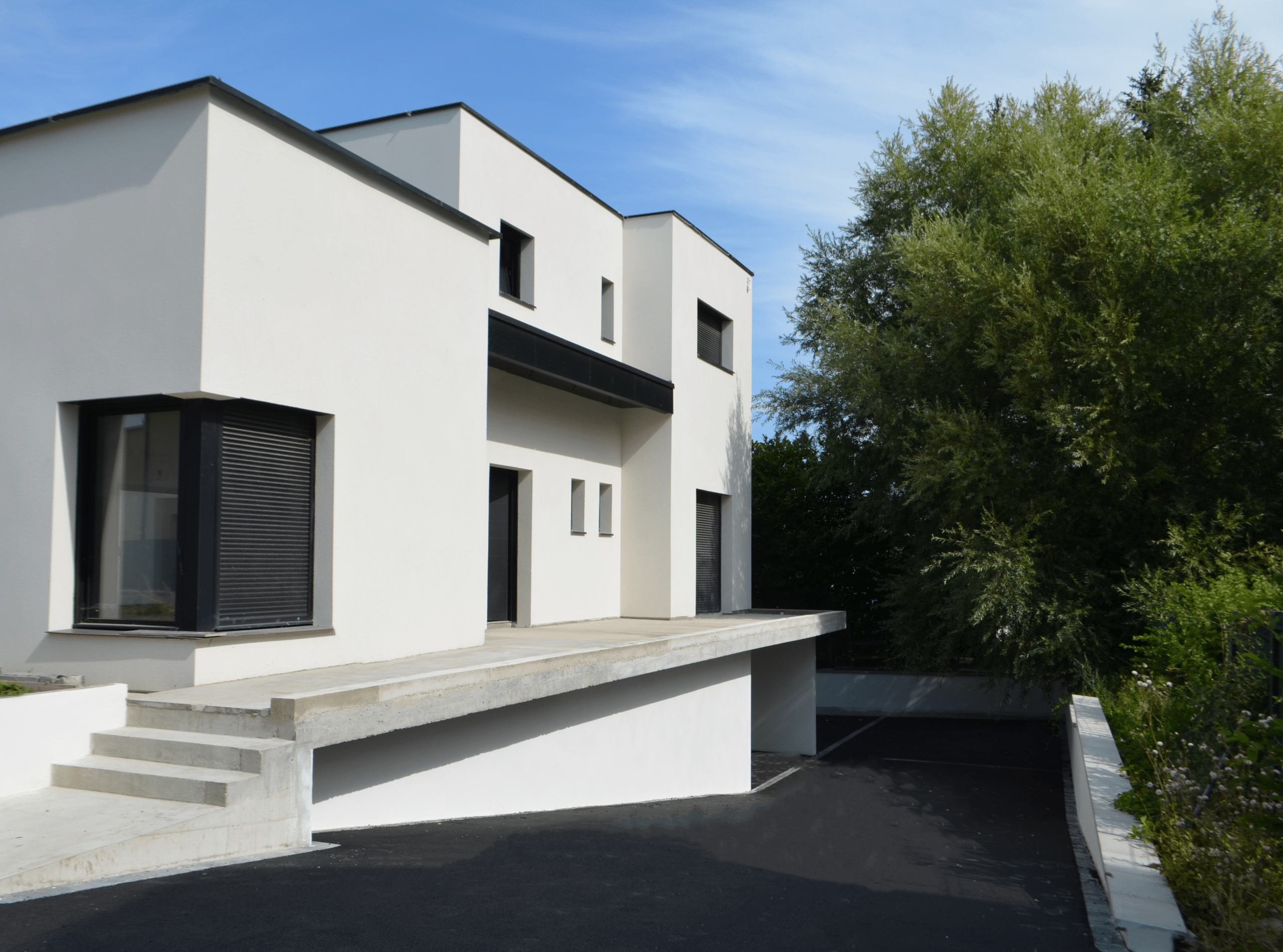 Cour en enrobé noir