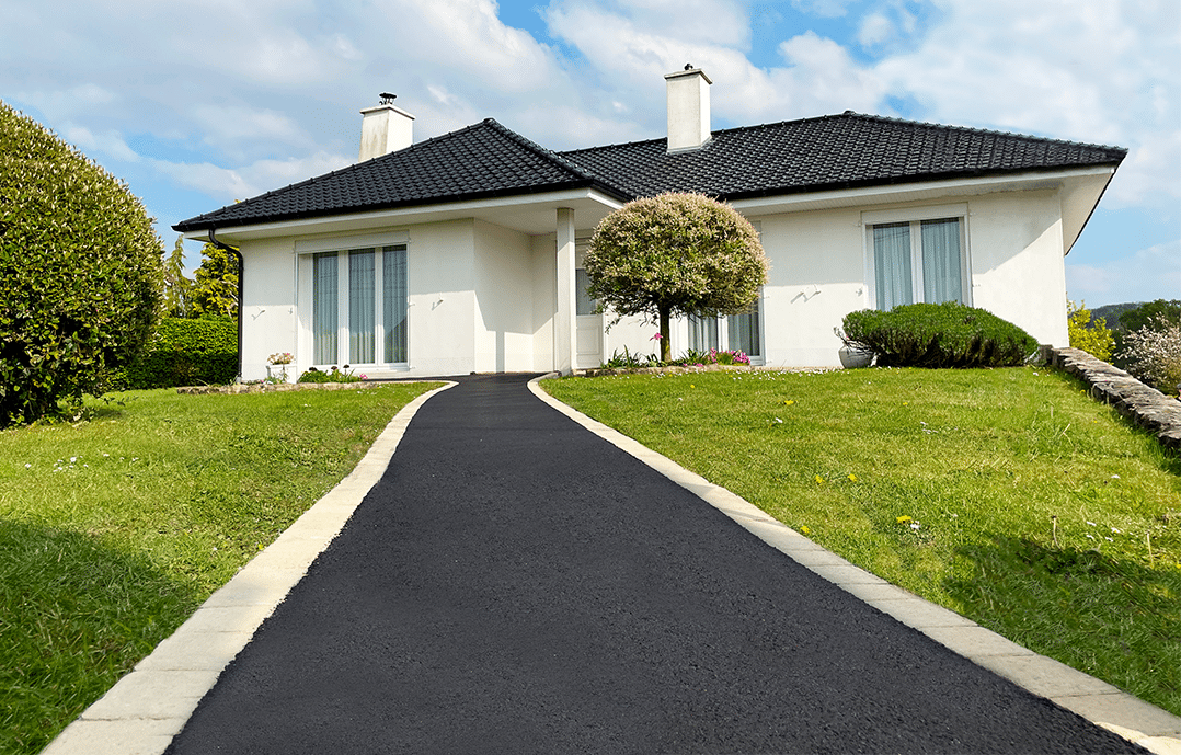 Allée en enrobé noir