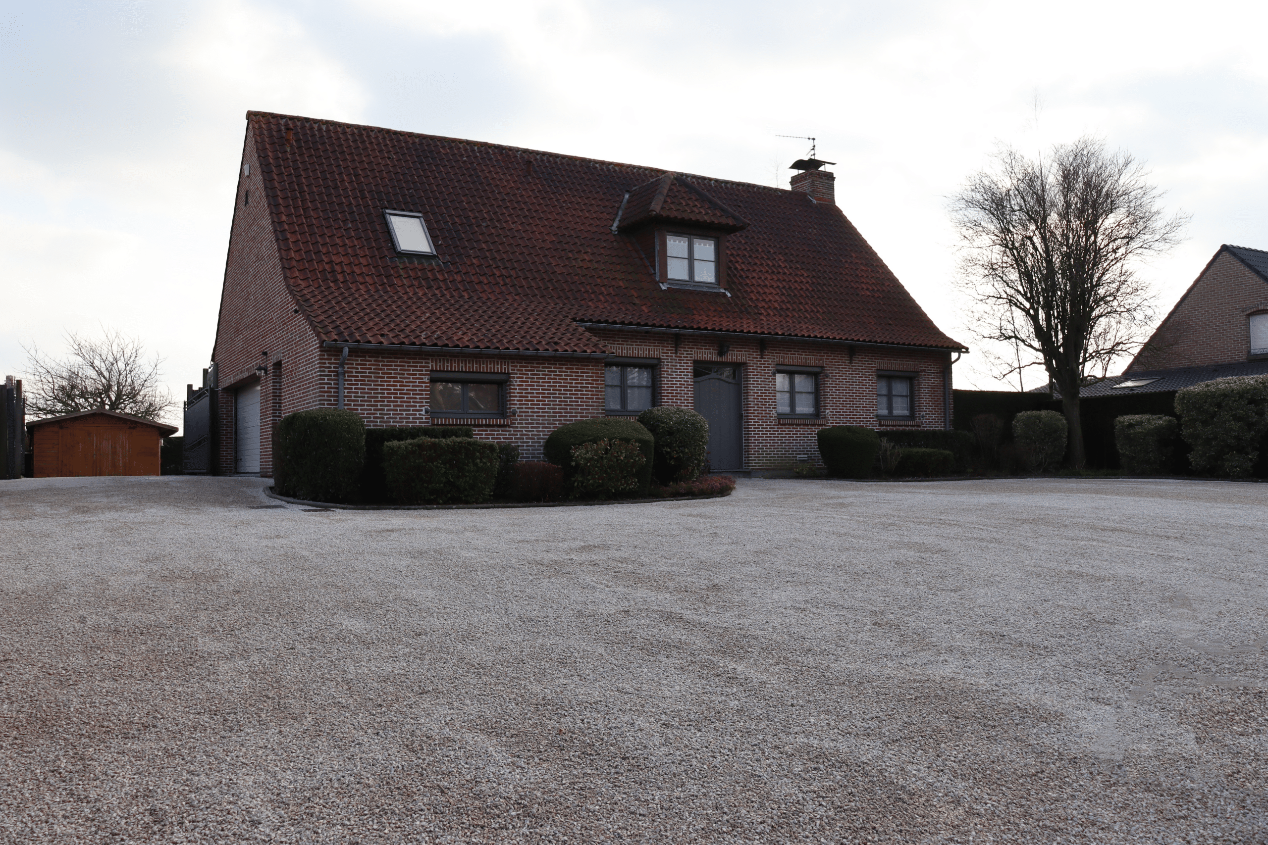 cour de maison en émulsion bitumeuse gravillonnée